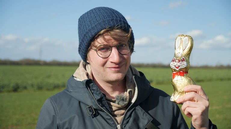 neuneinhalb-Reporter Robert hält einen Schoko-Osterhasen in die Kamera. (Foto: WDR, tvision)
