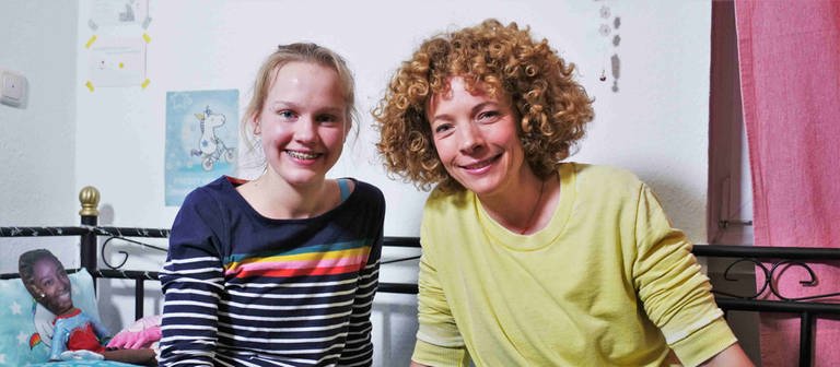 neuneinhalb-Reporterin Gesa und Neele sitzen zusammen auf dem Bett in Neeles Zimmer. Neele lebt in einer WG für Mädchen mit Essstörung. (Foto: WDR, tvision)