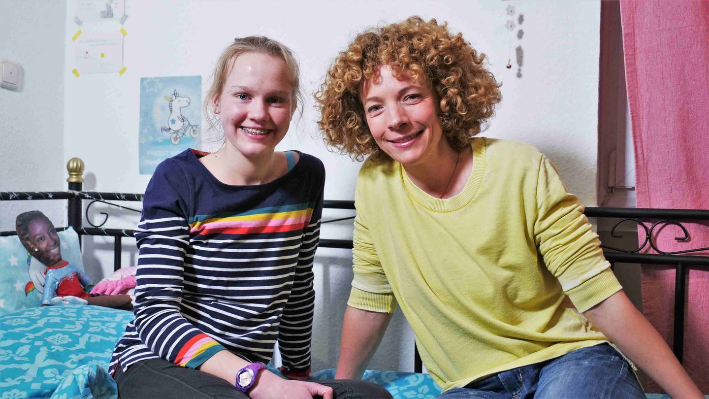 neuneinhalb-Reporterin Gesa und Neele sitzen zusammen auf dem Bett in Neeles Zimmer. Neele lebt in einer WG für Mädchen mit Essstörung. (Foto: WDR, tvision)