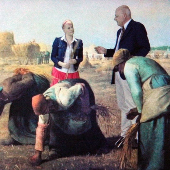 Enie van de Meiklokjes und Prof. Raimund Wünsche stehen im Bild „Die Ährenleserinnen“ von Jean-Francois Millet.