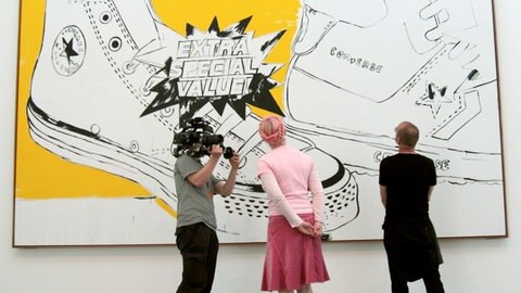 Enie van der Meiklokjes und Prof. Wolfgang Flatz vor Andy Warhols Bild " Converse Extra Special Value".