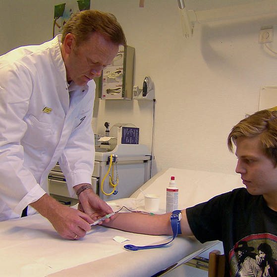 Arzt nimmt bei jungem Mann Blut ab. (Foto: SWR  - Screenshot aus der Sendung)