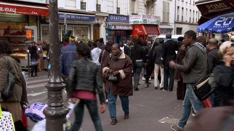 Straßenszene mit vielen afrikanischen Passanten. (Foto: SWR – Screenshot aus der Sendung)