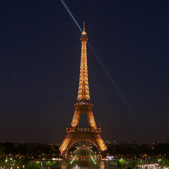 Eiffelturm bei Nacht.