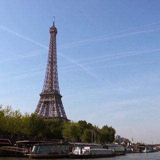 Blick auf den Eifelturm von der Seine.