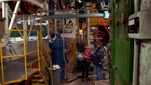 Ute Brucker mit Stephane Roussin im Maschinenraum der Aufzüge.