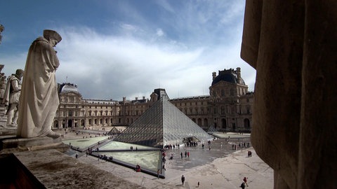 Louvre, im Vordergrund die Pyramide.