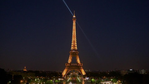 Eiffelturm bei Nacht.