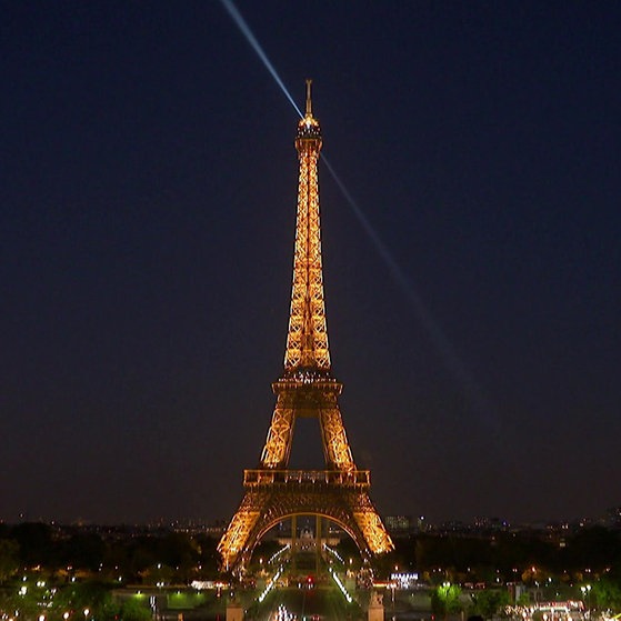 Eiffelturm bei Nacht.
