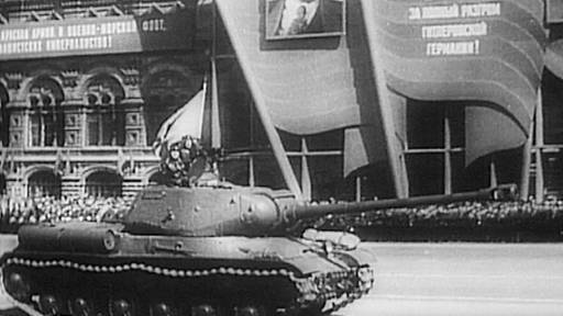 Militärparade: Panzer im Vordergrund; jubelnde Menge vor Gebäude im Hintergrund (Foto: SWR - Screenshot aus der Sendung)