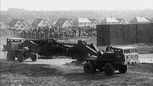 Die "Atomic Annie" wird auf zwei Militärfahrzeugen transportiert (Foto: SWR - Screenshot aus der Sendung)