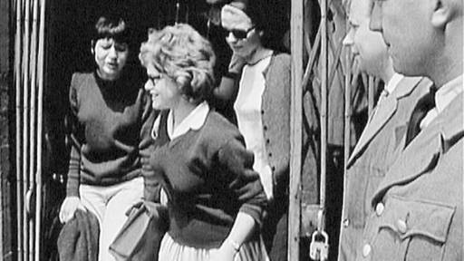 4 Frauen werden durch Gittertür nach draußen entlassen; 2 Beamte in Uniform rechts im Bild (Foto: SWR - Screenshot aus der Sendung)
