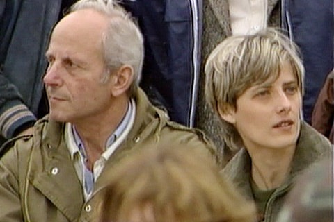 Gert Bastian und Petra Kelly nebeneinander zwischen anderen Demonstranten
