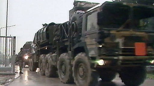 Militärfahrzeuge mit Mittelstreckenraketen nähern sich