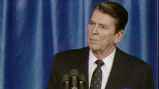 Ronald Reagan vor blauem Vorhang