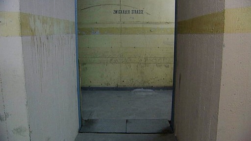 Innenansicht Sonnenbunker: Durchblick auf Korridor; Aufschrift „Zwickauer Straße“ an der Wand