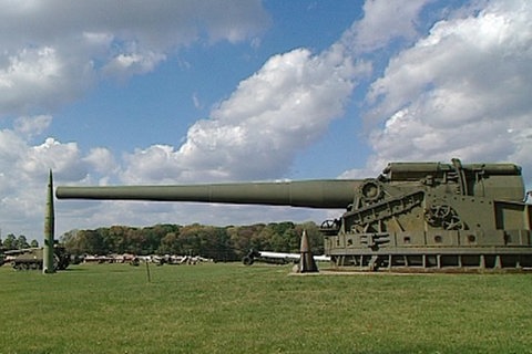 "Atomic Annie" quer stehend auf Wiese im Militärmuseum Aberdeen, Maryland