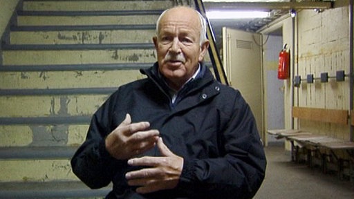 Thorsten Scharnhorst besucht nach mehr als 40 Jahren den Sonnenbunker: Nahaufnahme vor Treppenaufgang