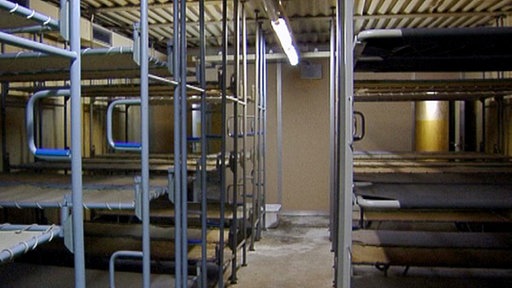 Innenansicht Sonnenbunker: 3-stöckige Eisenpritschen-Konstruktion