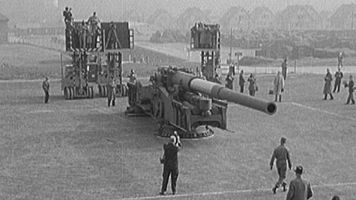 Die "Atomic Annie" wird von Vertretern der Presse begutachtet