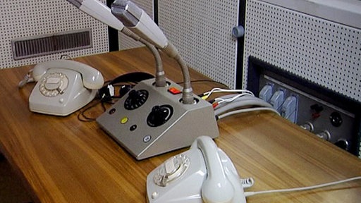 Innenansicht Sonnenbunker: Telefonzentrale: zwei Telefone und Mikrofone