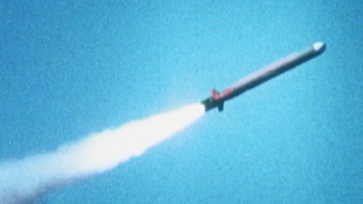 Es ist eine fliegende Rakete zu sehen.