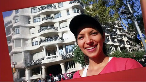 Ein Mädchen steht vor einer Sehenswürdigkeit in Barcelona.