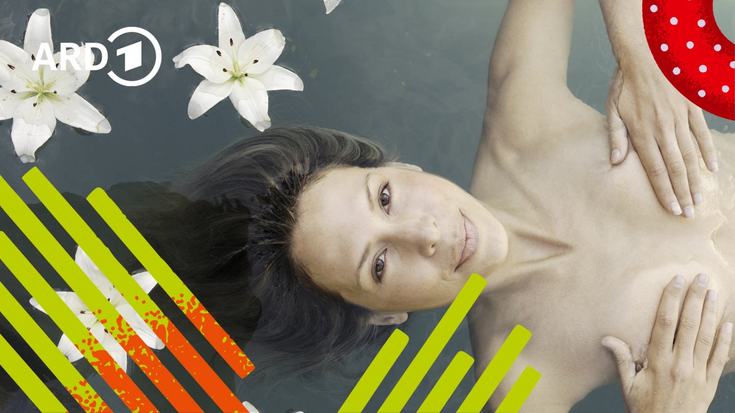 Eine Frau liegt ohne Kleidung entspannt im Wasser. (Foto: picture-alliance / Reportdienste, picture-alliance / Creasource | Creasource/Bildmontage BR)