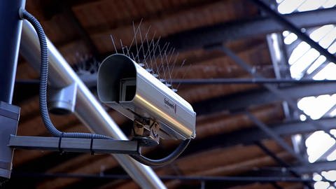 Überwachungskamera unter einem Dach. (Foto: SWR – Screenshot aus dem Film)