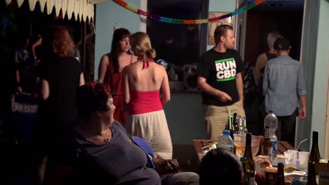 Junge Leute bei Party. (Foto: SWR – Screenshot aus dem Film)