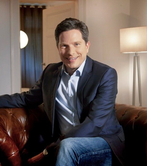 Frank Bräutigam sitzt auf Ledersessel.