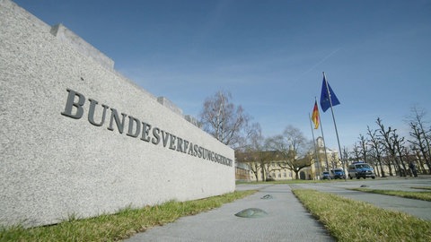 Mauer mit Aufschrift Bundesverfassungsgericht.
