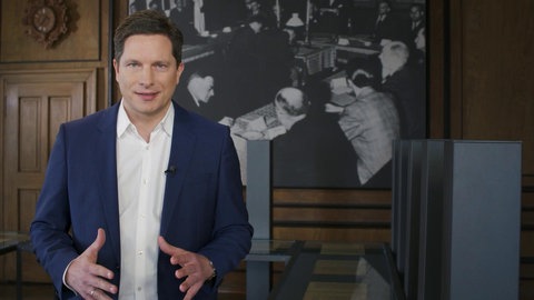 Frank Bräutigam vor historischem Foto.