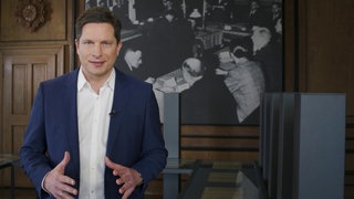 Frank Bräutigam vor historischem Foto.
