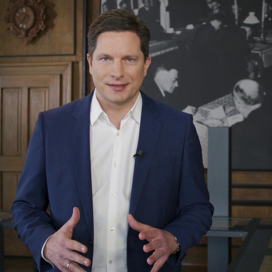 Frank Bräutigam vor historischem Foto.