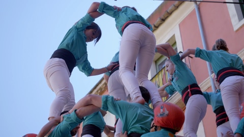 Aina klettert auf Menschentürme