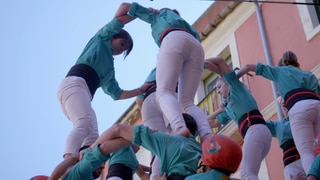 Aina klettert auf Menschentürme