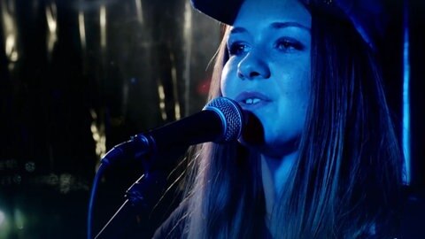 Ciera spielt ihre eigenen Songs auf Gitarre und singt dazu.