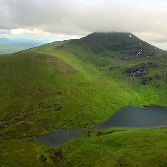 Luftaufnahme der schottischen Highlands. (Foto: SWR – Screenshot aus der Sendung)