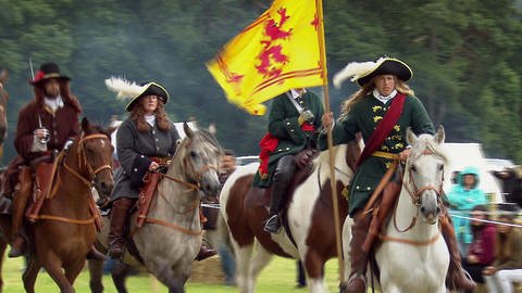 Männer in historischen Kostümen auf Pferden. (Foto: SWR – Screenshot aus der Sendung)