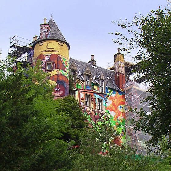 Schlossfassade mit Graffiti. (Foto: SWR – Screenshot aus der Sendung)