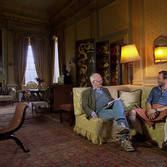 Zwei Männer in noblem Wohnraum ; einer trägt einen Schottenrock. (Foto: SWR – Screenshot aus der Sendung)