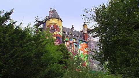 Schlossfassade mit Graffiti.