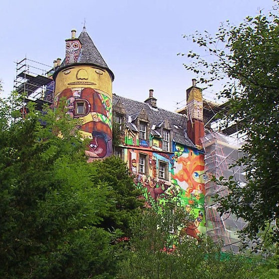 Schlossfassade mit Graffiti.
