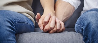 Zwei junge Menschen halten sich an den Händen: Informationen rund um sexuelle Aufklärung, Verhütung, Pubertät, Gefühle und Liebe.