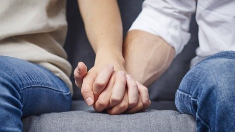 Zwei junge Menschen halten sich an den Händen: Informationen rund um sexuelle Aufklärung, Verhütung, Pubertät, Gefühle und Liebe.