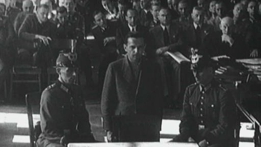 Angeklagter stehend (Foto: Bundesarchiv)