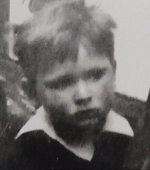 Eine alte schwarz-weiß Fotografie von einem kleinen Jungen (Foto: SWR - Screenshot aus der Sendung)
