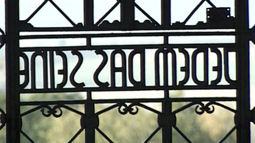 Bild des Eingangs eines Konzentrationslagers mit dem Spruch "Jedem das Seine" (Foto: SWR - Screenshot aus der Sendung)