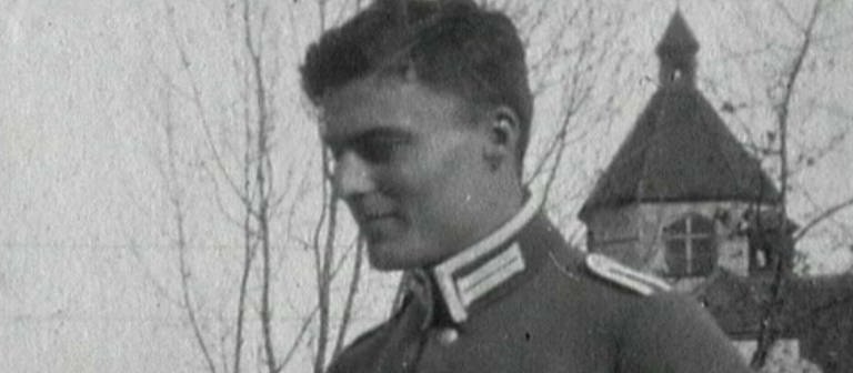 Ein uniformierter Soldat auf einem schwarz-weiß Bild. (Foto: SWR – Screenshot aus der Sendung)